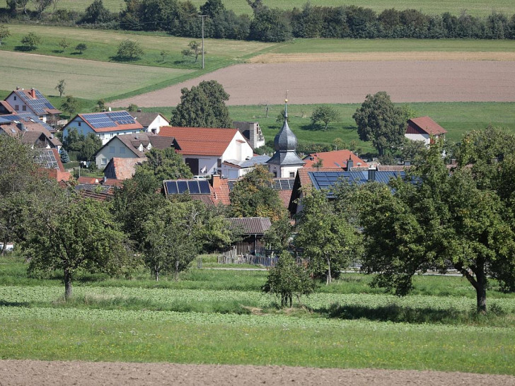 Verdächtig: Eine Wiese vor einem Dorf in Bayern