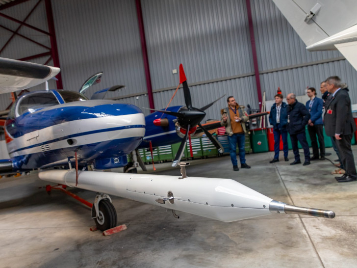 Die Delegation des ISAE-SUPAERO Toulouse betrachtet das Forschungsflugzeug der TU Braunschweig beim Besuch des Forschungsflughafen Braunschweig im Januar.