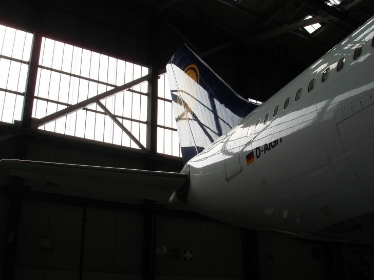 Lufthansa-Maschine in einer Wartungshalle (Archiv)