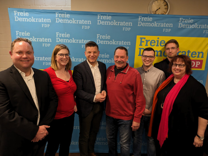 Der FDP-Kreisvorstand mit Markus Dietl, Christina Balder, Björn Försterling, Thomas Fach, Max Weitemeier, Kevin Gewalt und Bettina Otte-Kotulla.