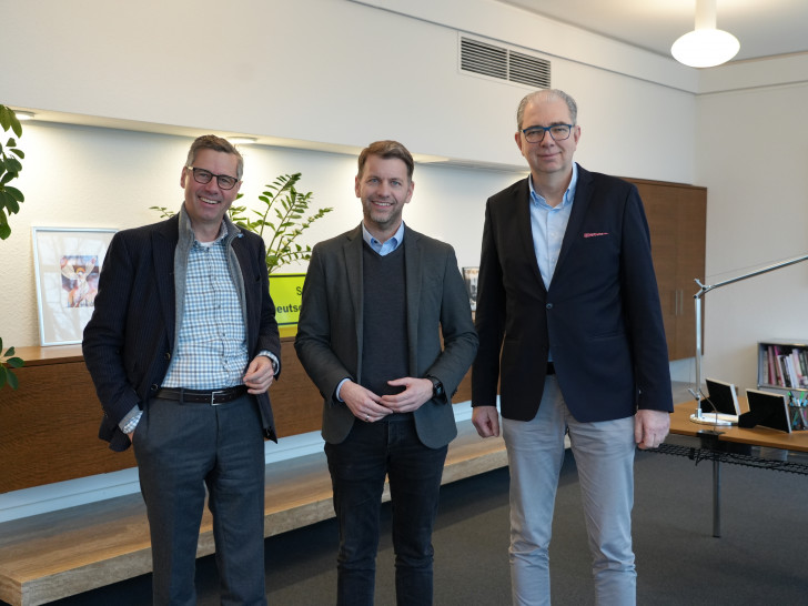 Im regelmäßigen Austausch: Oberbürgermeister Dennis Weilmann mit den Präsidenten der IHK Braunschweig, Tobias Hoffmann (links), und der IHK Lüneburg-Wolfsburg, Andreas Kirschenmann (rechts).