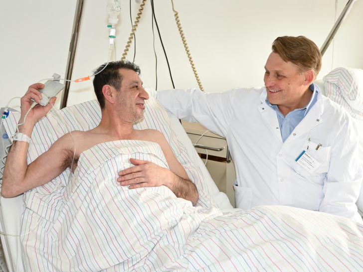 Der operierte Patient mit dem Chefarzt der Klinik für Unfallchirurgie, Orthopädie und Sportmedizin, Prof. Dr. med. Lars Victor von Engelhardt.