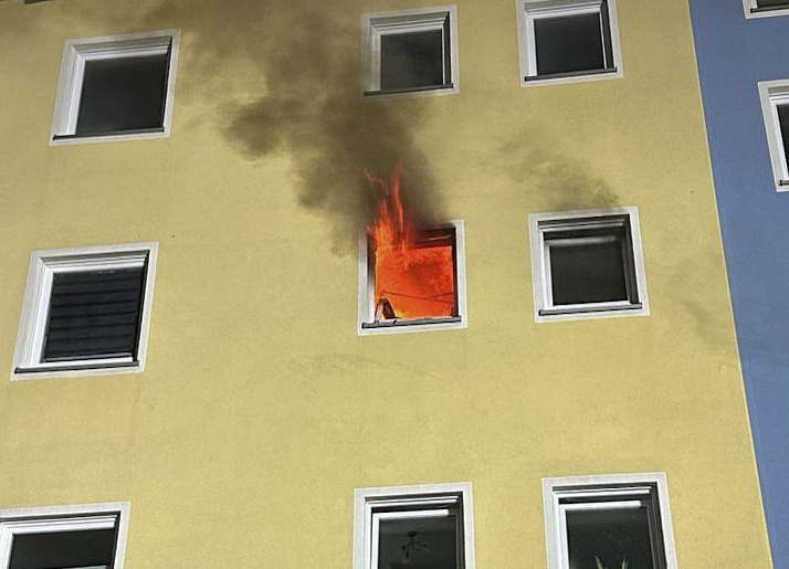 Die Flammen loderten aus dem Fenster.