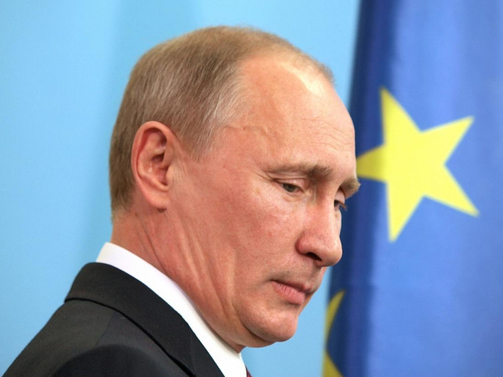 Wladimir Putin vor EU-Fahne (Archiv)