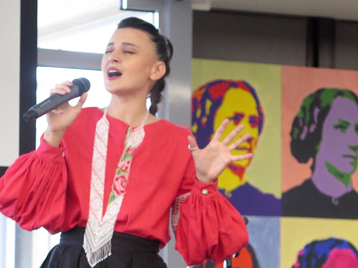 Navka verbindet alte ukrainische Lieder mit Pop Elemten und macht sie so gerade für eine junge Hörerschaft attraktiv.