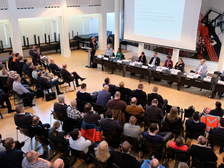 Rund 140 Vertreterinnen und Vertreter von Rettungsdiensten aus dem gesamten Land waren am heutigen Mittwoch im Goslarer Kreishaus zu Gast, um sich zu dem Thema Telenotfallmedizin zu informieren