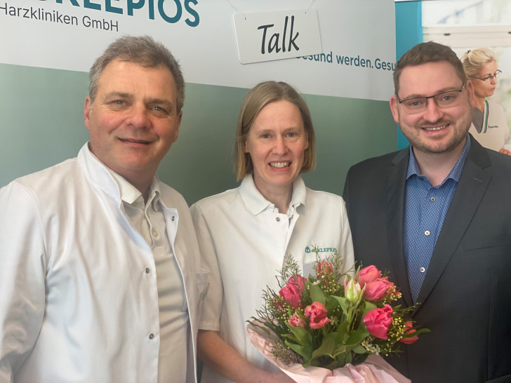 Harzkliniken-Geschäftsführer Dennis Figlus (r.) beglückwünschte die neue Ärztliche Direktorin, Dr. med Larissa Henze und dankte ihrem Vorgänger, Prof. Dr. med. Jörn Heine.