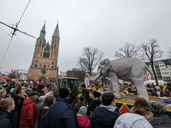 Auch in diesem Jahr werden wieder Sympathiearmbänder zum Karneval verkauft.