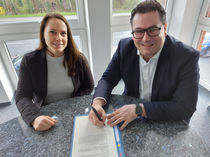 Tobias Heilmann, Landrat des Landkreises Gifhorn, und Wirtschaftsförderin Katharina Hoffmann unterschreiben beim Notar in Gifhorn den Gesellschaftsvertrag für die Landkreis Gifhorn Innovation & Service GmbH. 