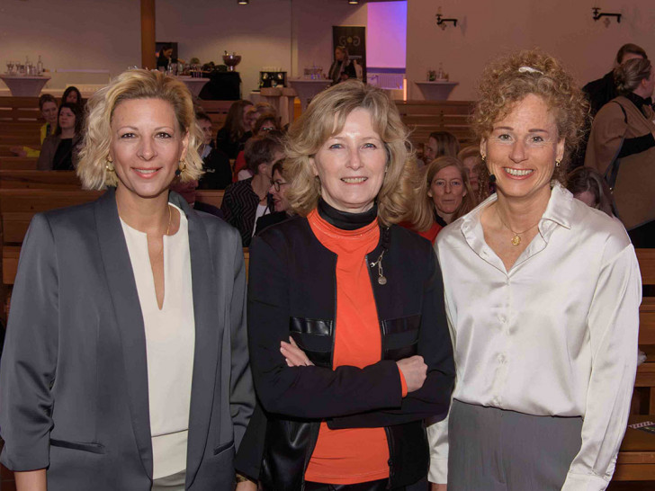 Die Organisatorin des Entscheiderinnenabends Claudia Kayser (mitte), Leiterin der Volksbank BRAWO Direktion Wolfsburg zusammen mit den Stressexpertinnen Mel Tracums-Hinke (links) und Regina Kirschke (rechts).