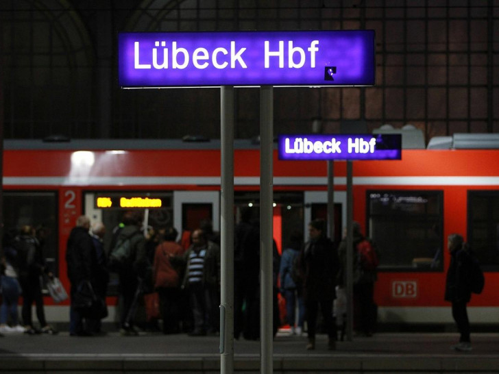 Passagiere im Lübeck Hbf (Archiv)