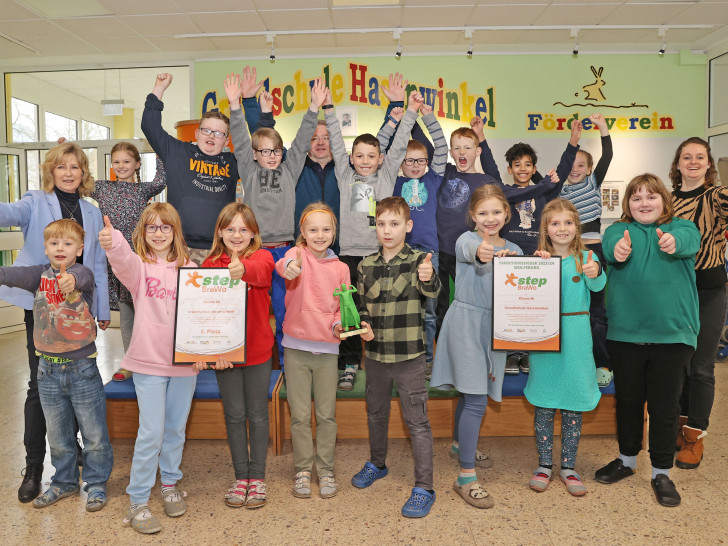 Die Kinder freuen sich über ihre Siegerurkunden, 250 Euro Preisgeld für die Klassenkasse und den Pokal, was ihnen Claudia Kayser (links), Botschafterin von United Kids Foundations, und Leiterin der Direktion Wolfsburg der Volksbank BRAWO, überreichte.