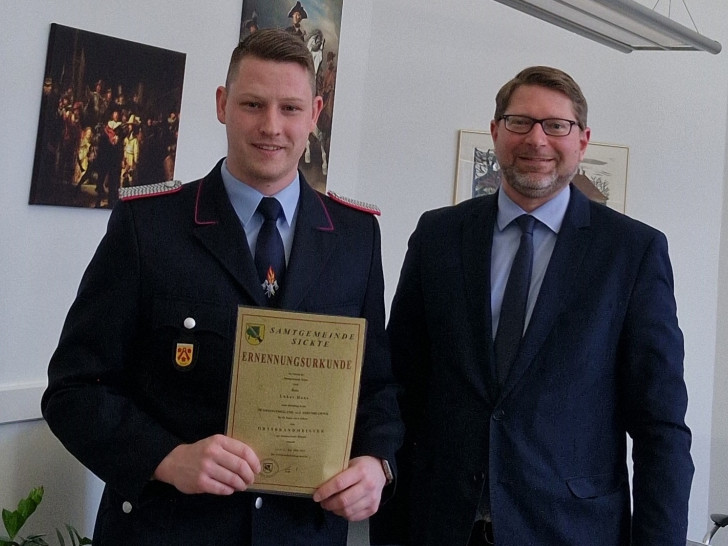 Lukas Hans (li.) wurde von Samtgemeindebürgermeister Marco Kelb für eine weitere Amtszeit zum Hötzumer Ortsbrandmeister ernannt. 