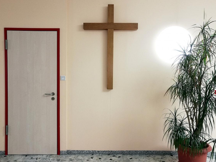 Kreuz neben einer Tür (Archiv)