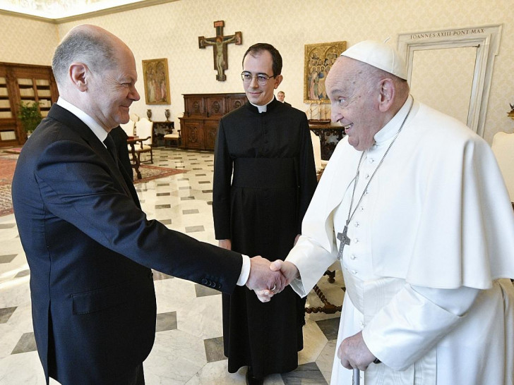 Olaf Scholz und Papst Franziskus