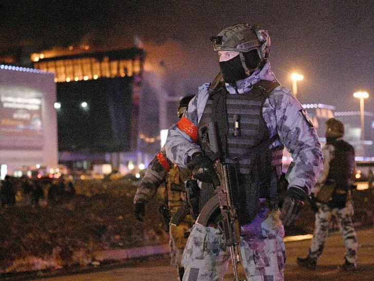 Sicherheitskräfte am Tatort von Anschlag in Moskau