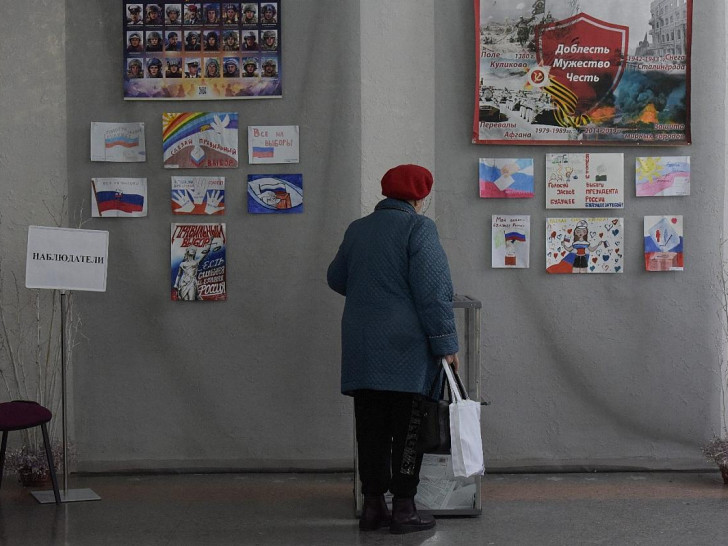 Eine Frau bei ihrer Stimmabgabe für die russischen Präsidentschaftswahlen in Donezk