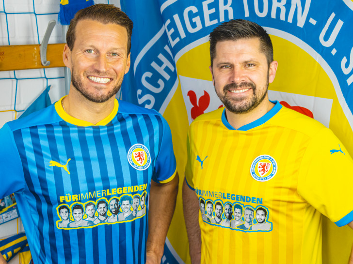 Marc Pfitzner (Co-Trainer Eintracht Braunschweig) und Dennis Kruppke (Sportkoordinator Eintracht Braunschweig) mit dem Sondertrikot. 