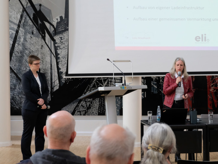 Lisa Bohm (links) und Julia Maulhardt stellen das Elektromobilitäts- und Lieferkonzept im Großen Sitzungsaal des Goslarer Kreishauses vor.