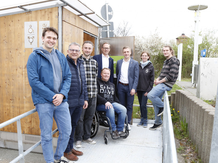 Von links: Johannes Matussek, Jugendparlament, Stadtjugendpfleger Stephan Fabriczek, Gavin Madden, Stadtjugendpflege / Trashpark, Marc Lippels, Mit-Initiator, Unterstützer des Trashparks und Vater eines Rolli-Skate-Kindes (Verein Sit’N’Skate), Stadtbaurat Klaus Benscheidt, Dr. Philipp Knöfler, Leiter Hochbau und Versorgungstechnik, Andrea Sommer, Projektdurchführung und Niklas Hansmann, Ehrenamtlicher am Trashpark.