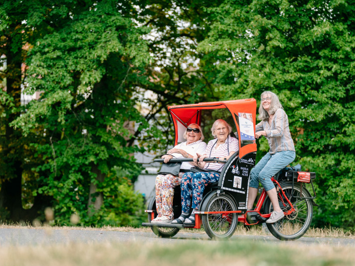 Ein Radeln-ohne-Alter-Gespann unterwegs im Park.