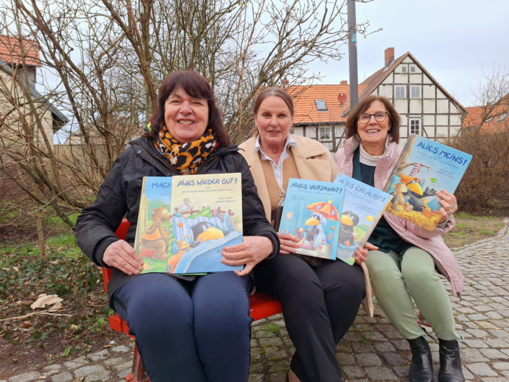 (v. l.) Das Team vom Lesetraum um MachBar- Vorsitzende Rita Trubjansky (l.) – hier zusammen mit Elisabeth Lüer (m.) und Annette Bruns (r.) – präsentiert Kleiner-Rabe-Socke- Bücher.
