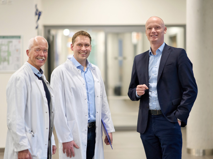 Dr. Rainer Prönneke (Chefarzt Palliativmedizin), Dr. Stefan Sürig (Chefarzt Klinik für Innere Medizin) und Dr. Jan Wolff (Geschäftsführer Krankenhaus Marienstift).