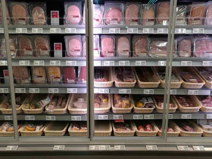 Fleisch und Wurst im Supermarkt (Archiv)