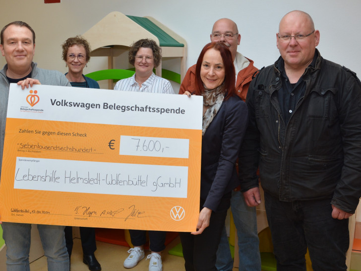 Einen Scheck über 7.600 Euro überbrachte die Delegation der "VW-Belegschaftsspende" an die Lebenshilfe in Wolfenbüttel. Ganz links deren Geschäftsführer Bernd Schauder, ganz rechts Elisabeth Diekmann vom Vorstand.