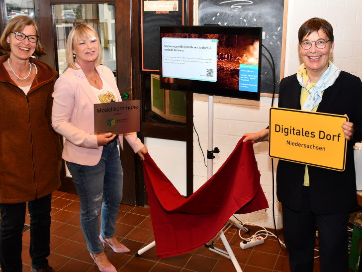 Landesbeauftragte Dr. Ulrike Witt (re.), Ortsbürgermeisterin Dunja Kreiser (Mitte) und Saskia Hoog (Projektverantwortliche Digitale Dörfer Niedersachsen für Evessen).