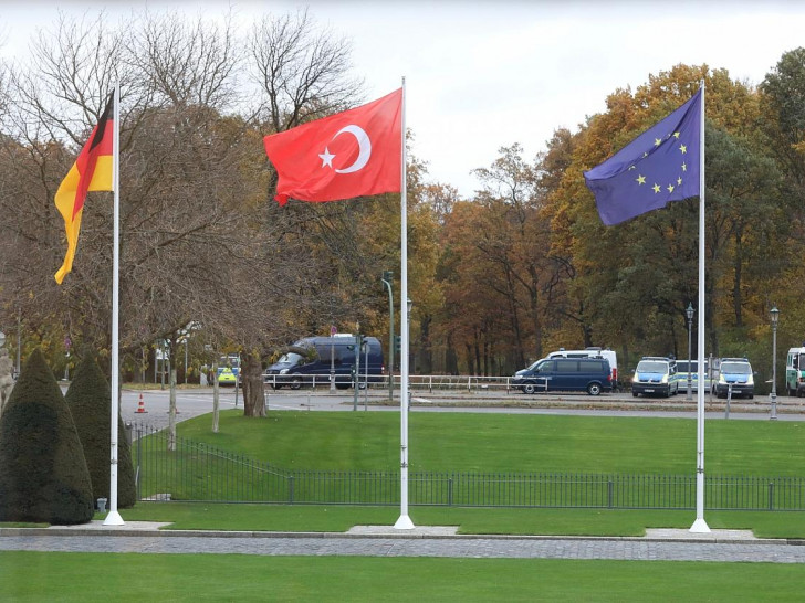 Fahnen von Deutschland, Türkei und EU (Archiv)