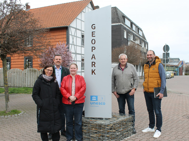 Tanja Mühlhaus vom Trägerverein Geopark aus Königslutter, Gemeindebürgermeister Andreas Busch, Diana Siedentopf als stellvertretende Ortsbürgermeisterin von Lehre, Geschäftsstellenleiter des Geopark-Trägervereins Dr. Henning Zellmer und Bauamtsleiter Marco Schulz an der Geopark-Stele in Lehre.