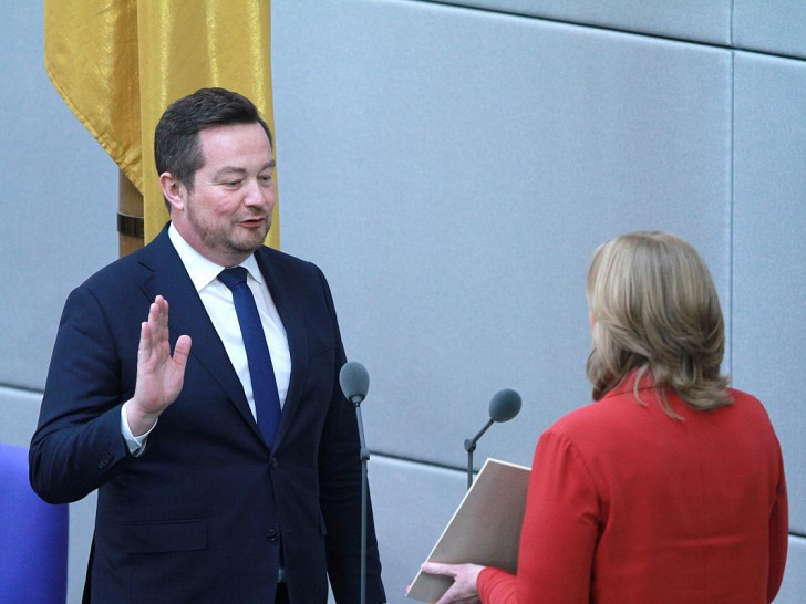 Uli Grötsch bei seiner Vereidigung mit Bundestagspräsidentin Bärbel Bas (Archiv)