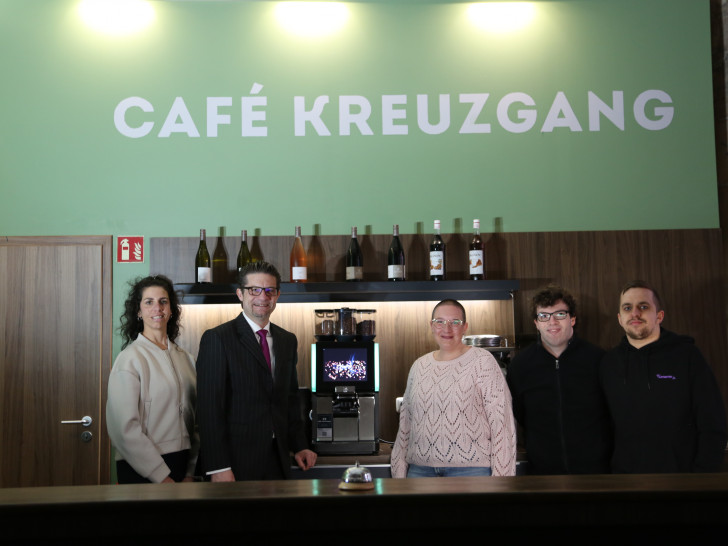Susanne Ihlau, Leiterin des Café Kreuzgang und Team freuen sich über die neue Kaffeemaschine übergeben von Carsten Ueberschär, Direktionsleiter Braunschweig der Volksbank BRAWO.