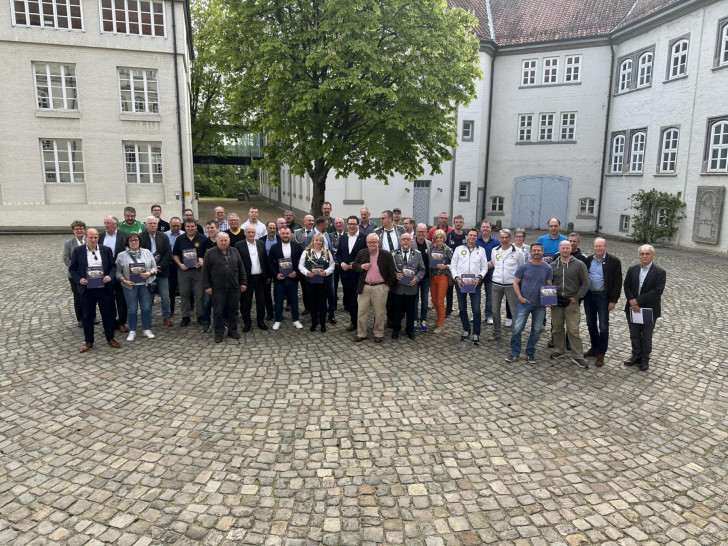 Im Rahmen der Sportstättenförderung des Landkreises Gifhorn wurden am 29.04.2024 von Landrat Tobias Heilmann in einem feierlichen Rahmen die Zuwendungsbescheide für das Förderjahr 2024 an die empfangenden Vereine und Gebietskörperschaften übergeben.