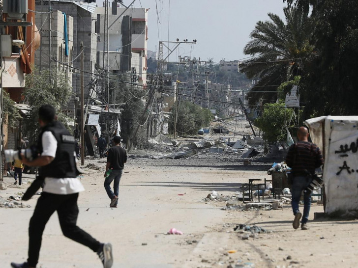 Gebäudetrümmer in Nuseirat im Zentrum des Gazastreifens nach israelischen Luftangriffen