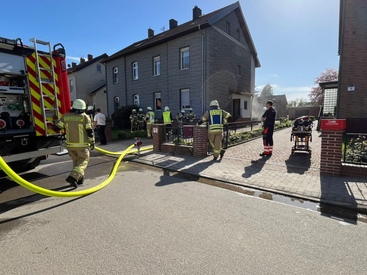 Rauch aus dem Keller zeigte der Feuerwehr den Weg.