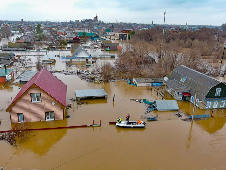 Überschwemmungen in Orsk in der russischen Oblast Orenburg im April 2024