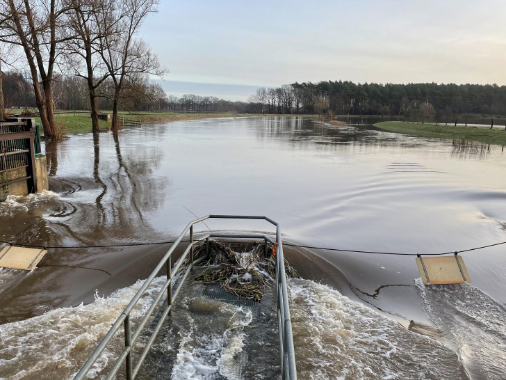 Im Hochwasserfall kann die Aller (wie hier beim Wehr Oppershausen während des Hochwassers Ende Dezember 2023) ein ernstes Gefahrenpotenzial entwickeln. Wo Überschwemmungen drohen, zeigen die Berechnungen des NLWKN. (Archiv)
