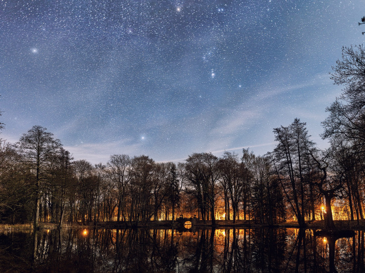 Sternenhimmel über dem Schlosspark des Schlosses Ringelheim.