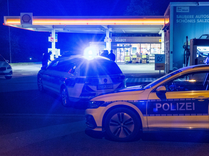 Bereits am Vorabend kam es zu einem Polizeieinsatz. Hier an der Shell-Tankstelle in der Kampstraße.