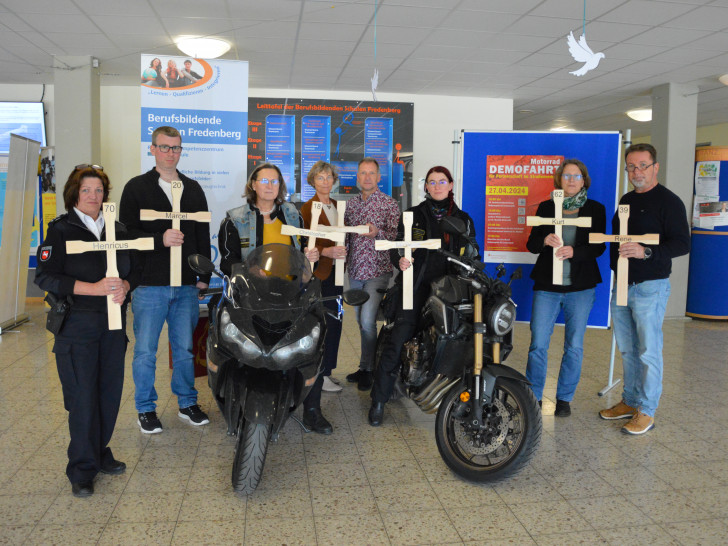 Berufsschüler aus Fredenberg fertigten Kreuze für die Motorrad-Gedenkfahrt am Samstag.