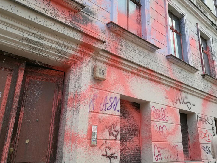 Farbschmiererei an Haus in Halle (Saale), das damals von der "Identitären Bewegung" genutzt wurde (Archiv)