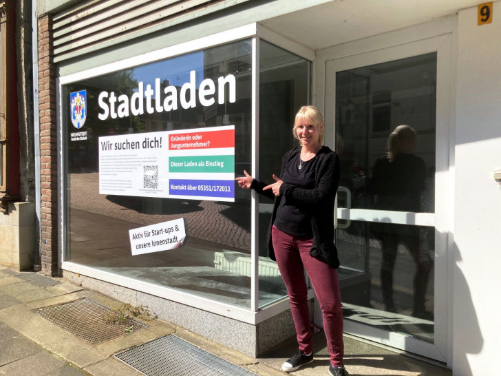  Viktoria Salewski, Mitarbeiterin in der städtischen Wirtschaftsförderung wirbt für den Stadtladen auf der Kornstraße 9.   