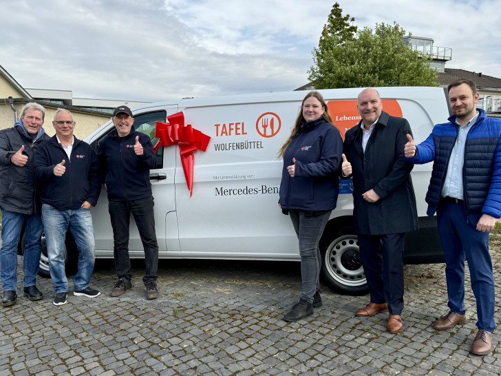 Die ehrenamtlichen Fahrer Wolfgang Endert, Andreas Heinemann und Walter Bauer, Frederike Schwieger, Stefan Becker und Manuel Büttner von Mercedes Benz-Rosier.