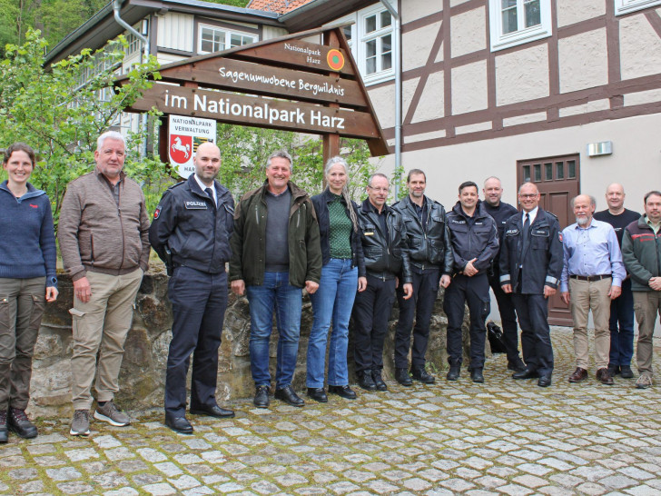 Teilnehmende des Planungstreffens (v.l.): Anna Kistemaker, Revierleiterin Bruchberg; Henning Möller, Nationalparkwacht Harz, Carl Schierarndt, Polizeiinspektion (PI) Goslar; Dr. Roland Pietsch, Leitung Nationalpark Harz, Dr. Viktoria Röntgen, Nationalpark Harz; Manfred Jaeger, PI Goslar; Steffen Jach, Kommissariat Oberharz; Christian Simson, PI Goslar; Martin Schulze, Polizeistation Braunlage; Martin Görlich, Kommissariat Bad Harzburg; Karsten Torkler, Bernd Eberhardt und Kai Bauer, alle Nationalpark Harz.