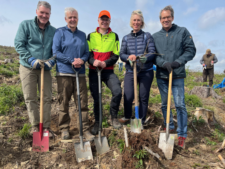 Vertreter der fünf Rotary Clubs mit Spaten und guter Laune, v. l.: Knut Maywald, Präsident RC BS-Oker; Klaus Merker, RC BS-Richmond und Leiter NLF, Wolf Kleinschmit, BS RC-Heinrich der Löwe und Leiter Niedersächsisches Forstplanungsamt, Bettina Wieneke, Präsidentin RC Braunschweig; Michael Rösch, Präsident RC BS-Heinrich der Löwe. Nicht im Bild: Wolf-Peter Sollmann, Präsident RC BS-Hanse.