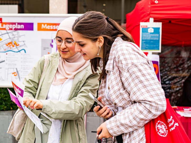 Angehende Studenten beim Hochschulinformationstag. (Archiv)