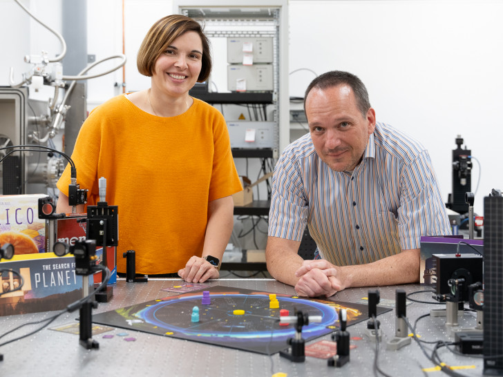 Professorin Stefanie Kroker und Professor Tobias Voß kombinieren bei QUANTista Quantetechnologie mit Brettspielmechanik.