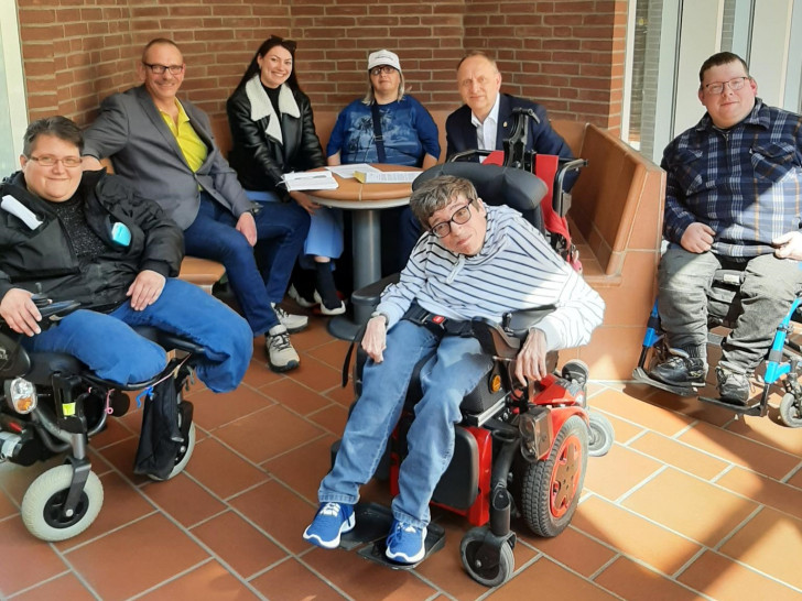 Malin Babatz, Henrik Kühn, Milla Reusche, Mitarbeiterin bei der Lebenshilfe Peine-Burgdorf, Irma Riedel, Klaus Saemann, Julian Drozdziol und Christine Arndt (vorne).